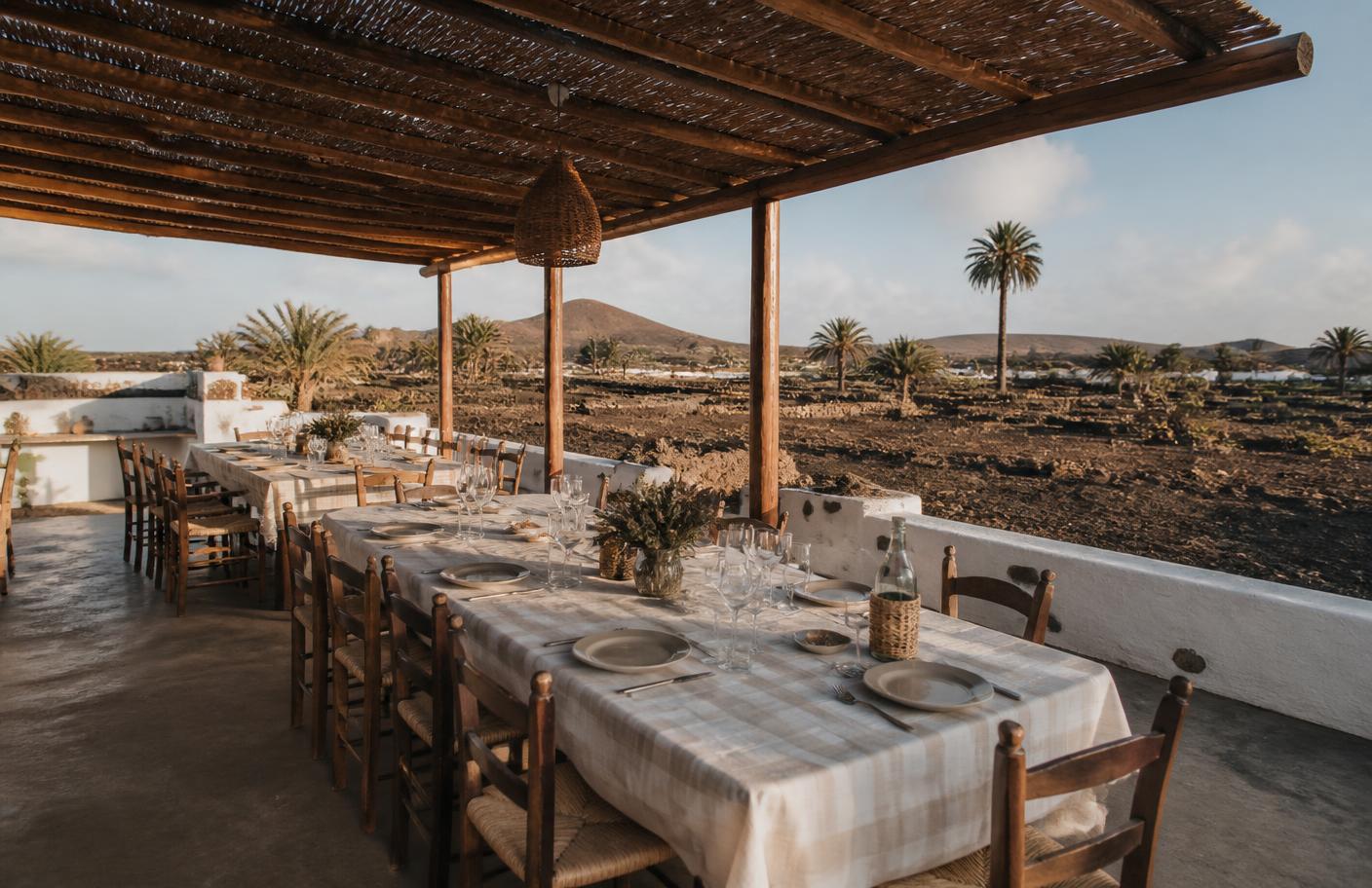 Mesas largas al aire libre en la finca, preparadas para una comida familiar