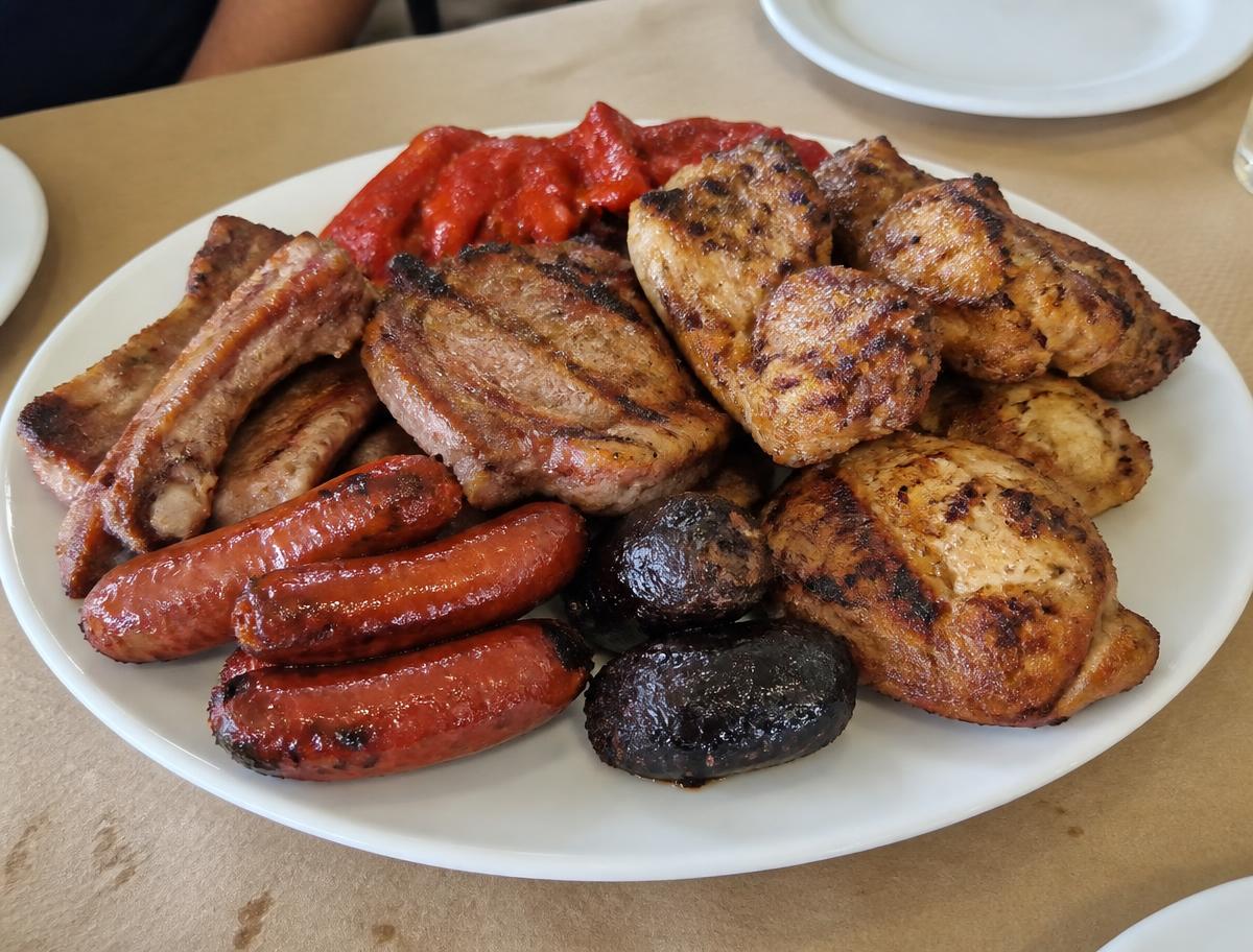 Parrillada mixta con chorizos, chuletas, costillas, pollo, morcillas y pimientos